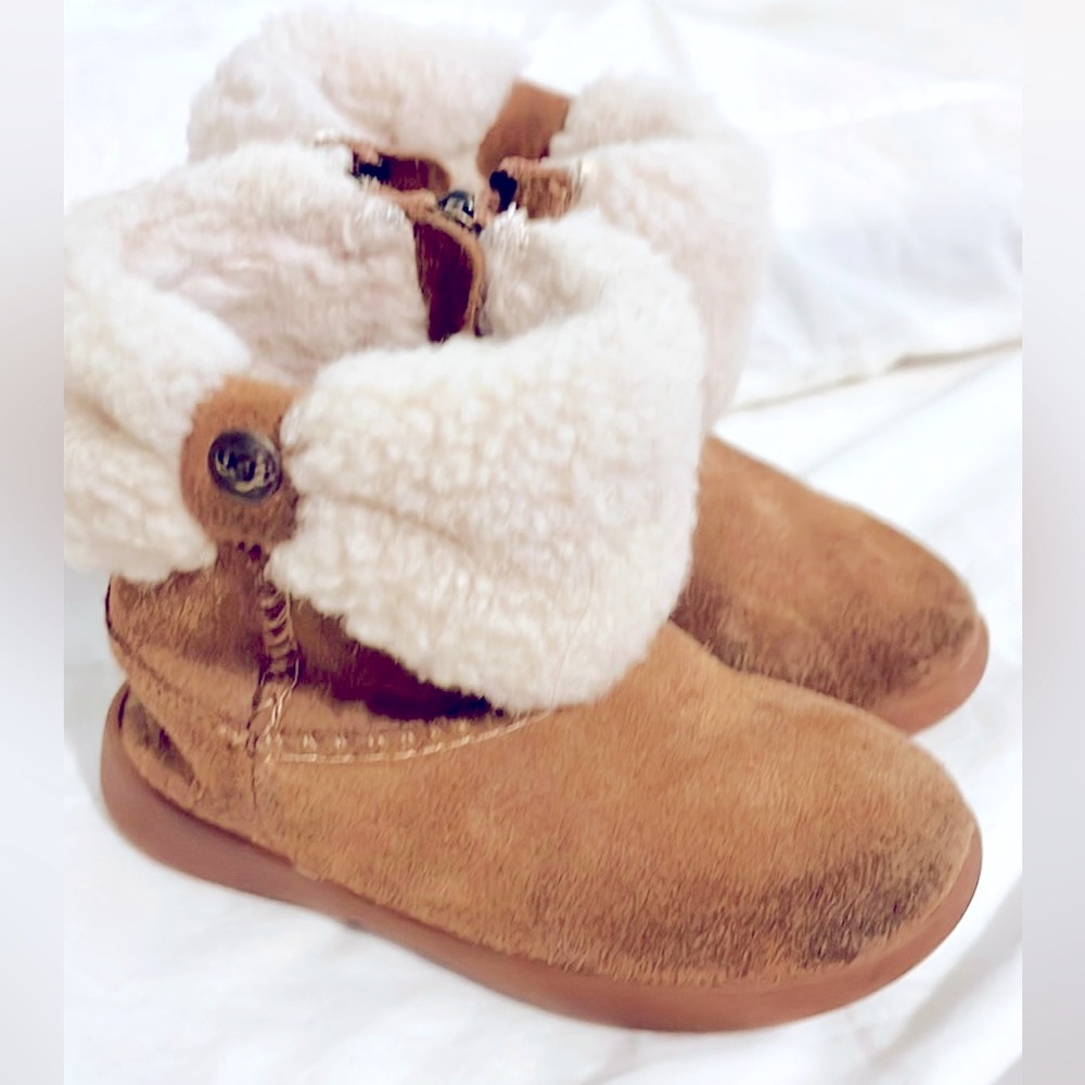 Ugg boots toddler size 6